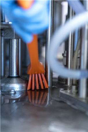 Щетка с длинной ручкой Vikan (420мм, оранжевый)