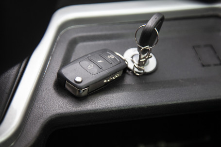 Трицикл электрический Rutrike Кабина (красный)